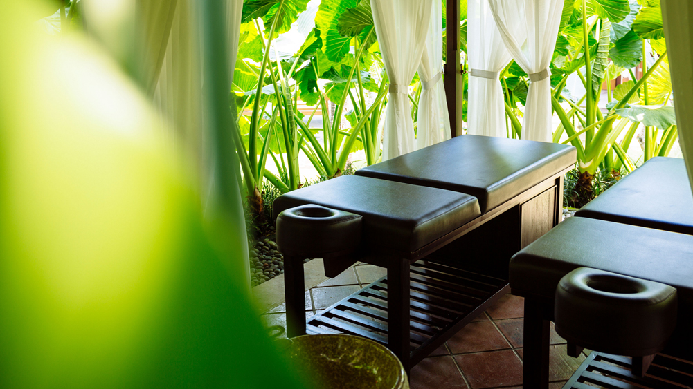 Villa Semarapura - Spa beds in a garden setting